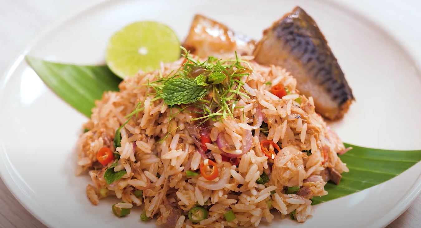 Spicy Canned Fish in Tomato Sauce with Rice KhaoTraChat